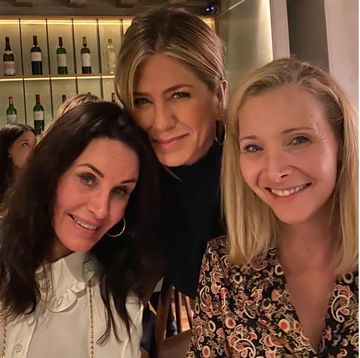 Jen & Courteney Honor Lisa With Old “Friends” Pics courteney cox jennifer aniston and lisa kudrow